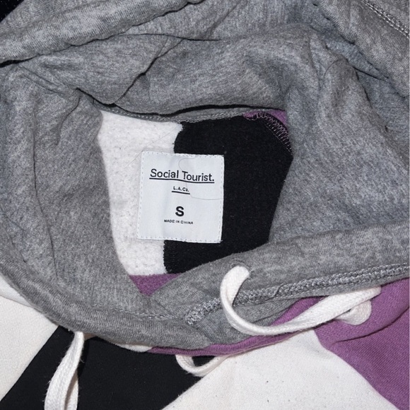 Social tourist merch- Dixie and Charlie D’Amelio - Picture 4 of 5